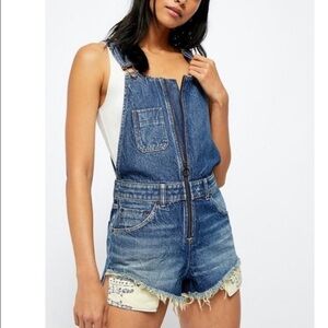 Free People Boho Beachy Summer Frayed Distressed Denim Romper BiB Overall Size 0